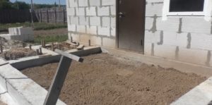 Шаг 1. Земляной пол поднимается до нужного уровня