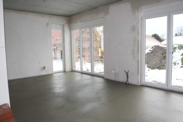 Нужно тщательно заполнить плиточным клеем все дефекты