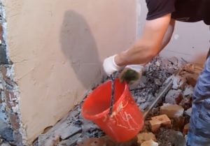 Шаг 3. Проливка водой битого кирпича