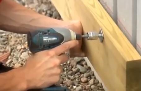 Шаг 8 – Крепление обвязки к дому