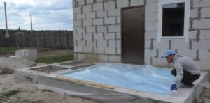 Шаг 8. Гидроизоляция поверх утеплителя