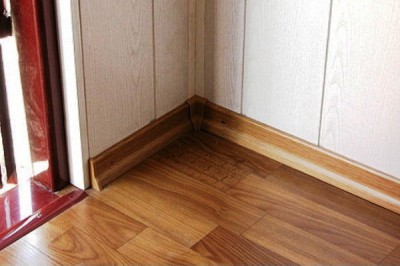 Не крепить линолеум к черновой поверхности не рекомендуется Желательно крепить полотна линолеума к черновой основе