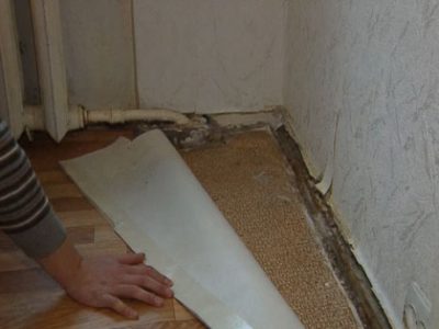 Поверхность под старым линолеумом должна быть тщательно очищена Поверхность под старым линолеумом должна быть тщательно очищена