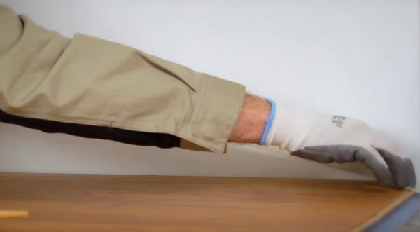 Наклеивание малярной ленты вдоль рабочей зоны