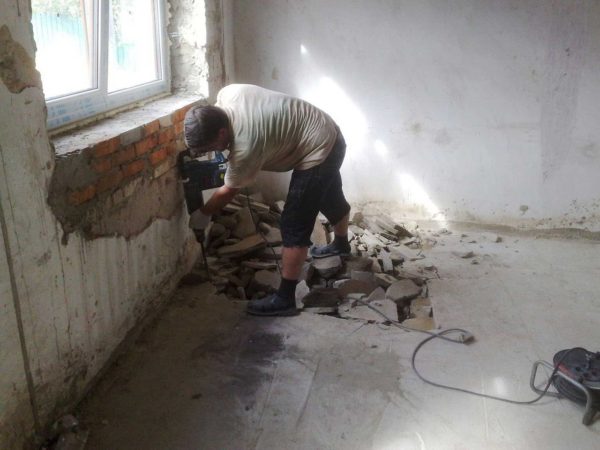 Сначала необходимо удалить остатки старого покрытия