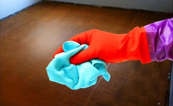 Обезжириваем поверхность линолеума