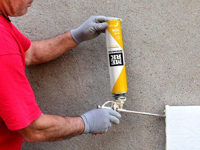 Нанесение монтажной пены с помощью пистолета