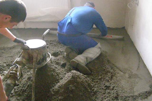 Для полноценного, равномерного и строго дозированного смешивания компонентов полусухой стяжки используют специальное оборудование. Вручную приготовить состав, в принципе, можно, но это немалая потеря и времени, и сил, и даже, порой, качества.